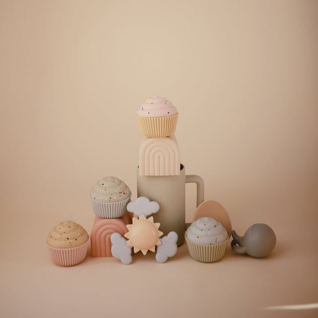 Mushie hariv mänguasja tassitorn – põhivärvid (originaal)