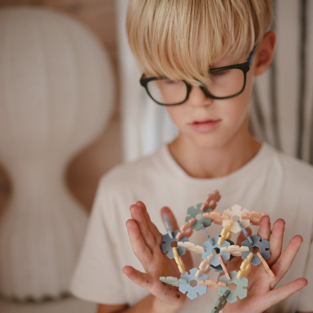 Mushie hariv mänguasja tassitorn – retrovärvid (retro)