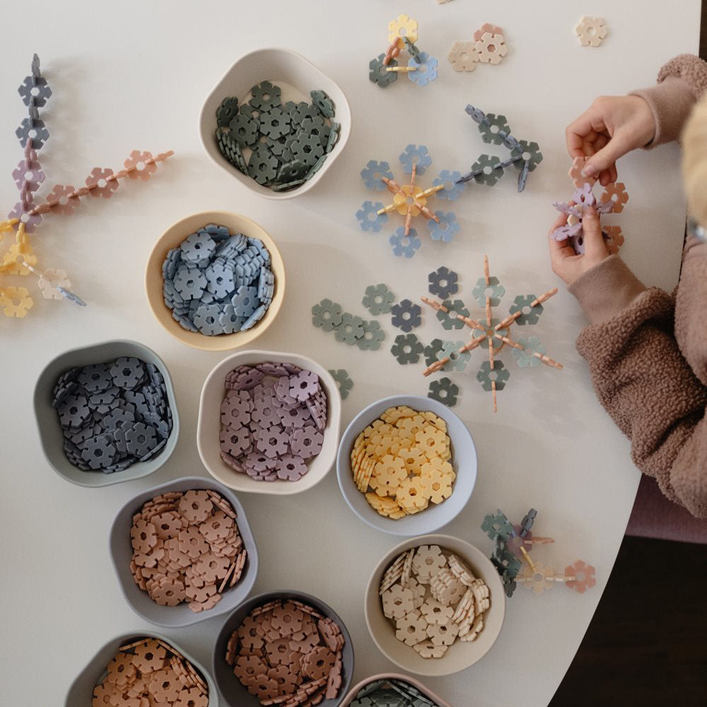 Mushie hariv mänguasja tassitorn – retrovärvid (retro)