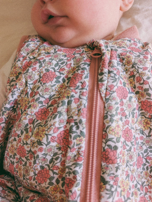 Molis&Co pižama - miegmaišis su kojytėmis ir atverčiamomis kojinėmis TOG 1 Peony