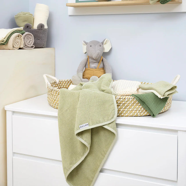 Meyco Baby medvilninis vonios rankšluostis su gobtuvu 75 × 75 cm, Soft Olive
