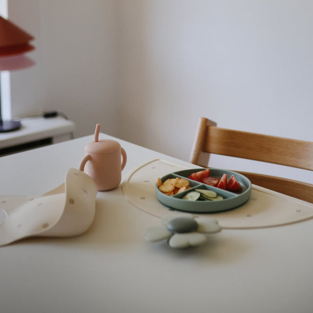 Mushie hariv mänguasja tassitorn – põhivärvid (originaal)