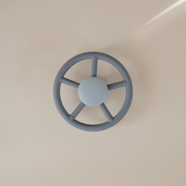 Mushie hariv mänguasja tassitorn – põhivärvid (originaal)