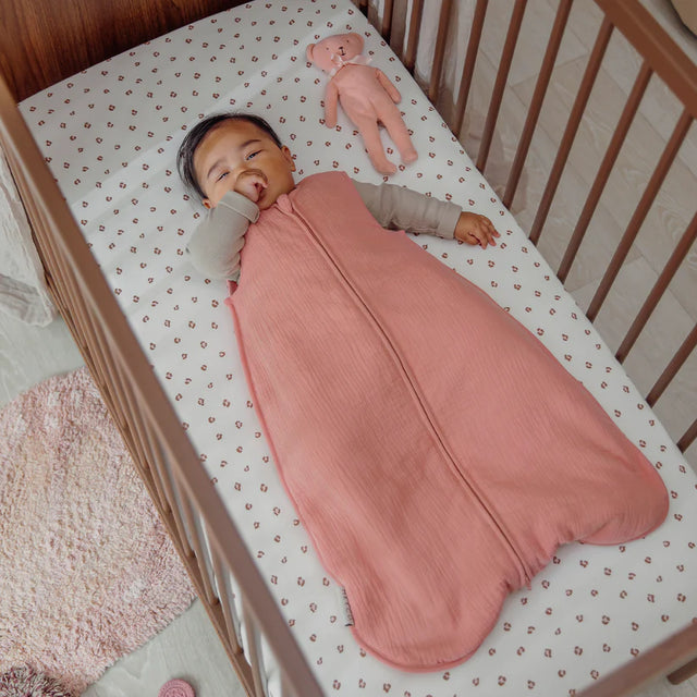Meyco Baby medvilninė paklodė su guma 60 × 120 cm, Mini Panther Soft Pink – Jersey