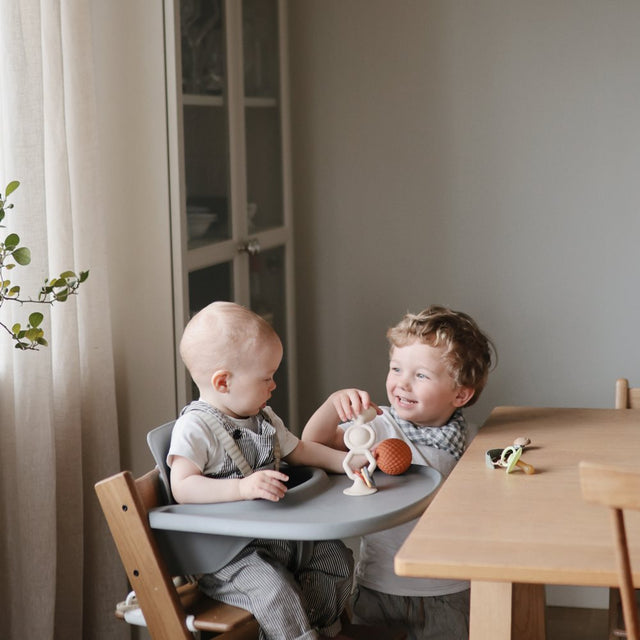 Mushie hariv mänguasja tassitorn – retrovärvid (retro)