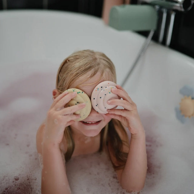 Mushie hariv mänguasja tassitorn – metsavärvid (mets)