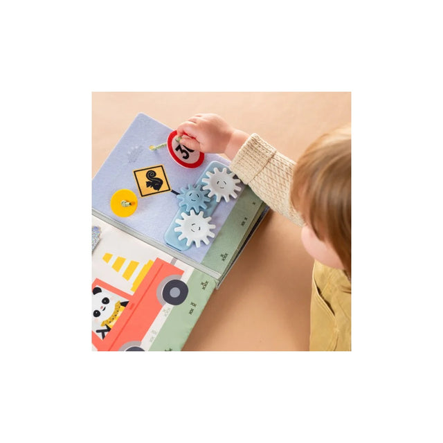 Taf Toys sensorinė užimtumo knygelė Tiny Traveler Busy Book, 18 mėn.+