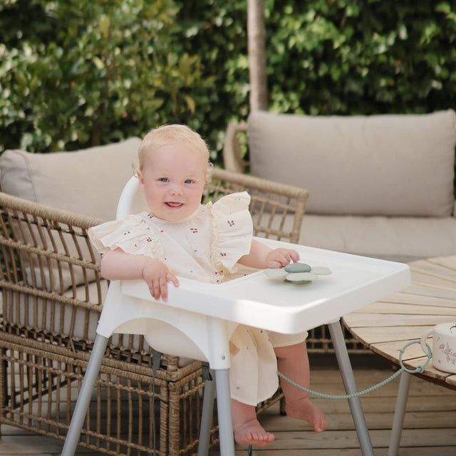 Mushie hariv mänguasja tassitorn – põhivärvid (originaal)