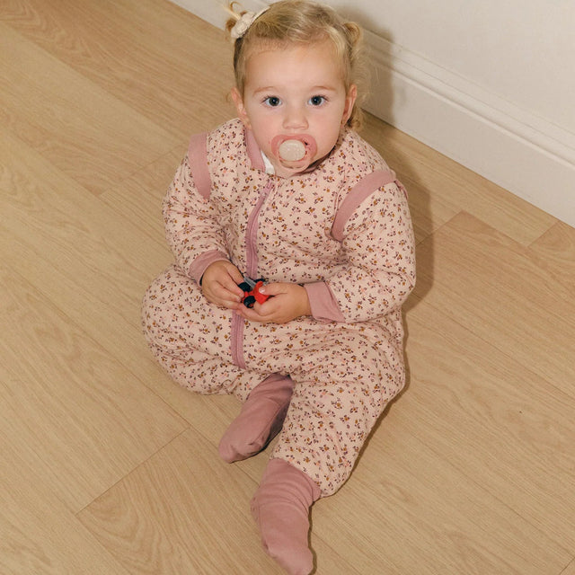 Molis&Co pižama - miegmaišis su rankovėmis, kojytėmis ir atverčiamomis kojinėmis TOG 2.5 Misty Rose