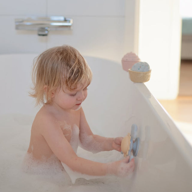 Mushie hariv mänguasja tassitorn – põhivärvid (originaal)