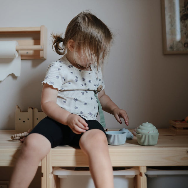 Mushie hariv mänguasja tassitorn – metsavärvid (mets)