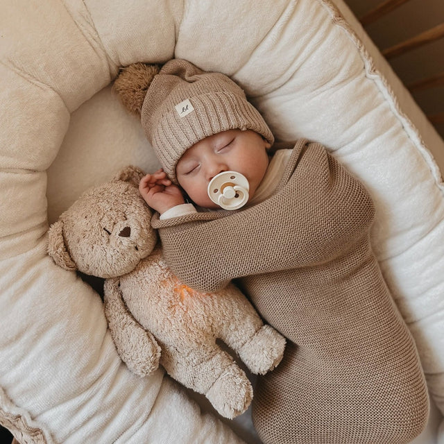 New Moonie 2.0 orgaaniline sumisev karu - karamellikarva unepadi helisalvestusfunktsiooniga