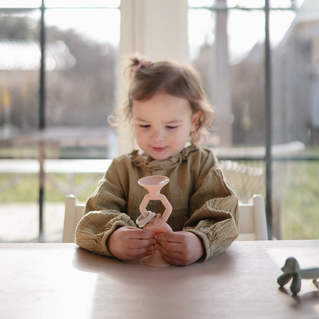 Mushie hariv mänguasja tassitorn – retrovärvid (retro)