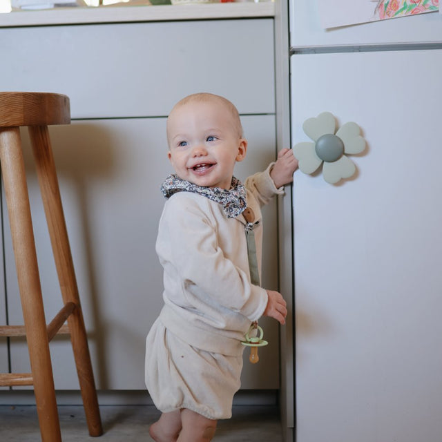 Mushie hariv mänguasja tassitorn – põhivärvid (originaal)