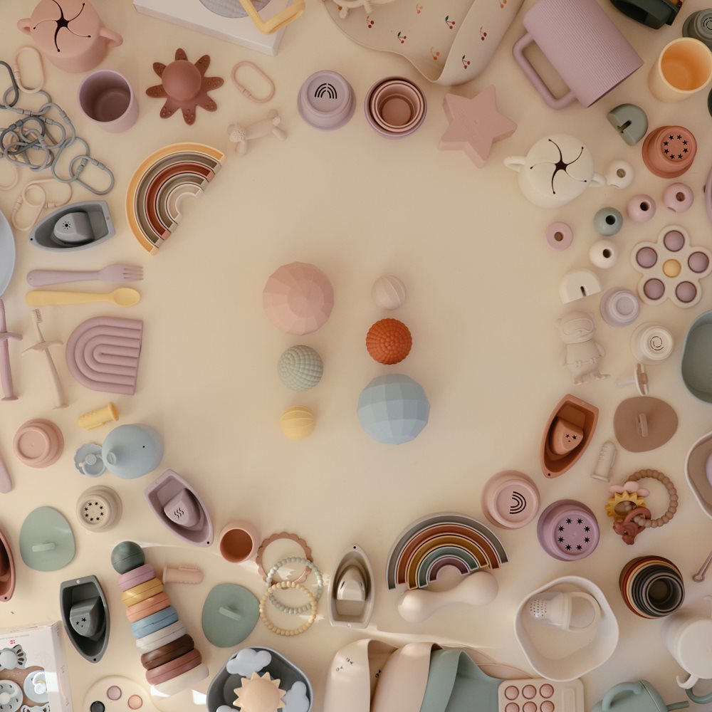 Mushie hariv mänguasja tassitorn – retrovärvid (retro)