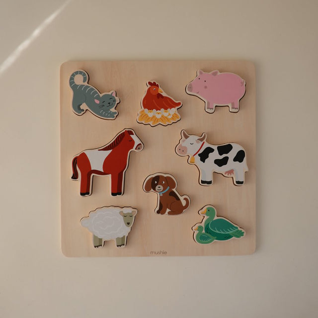 Mushie hariv mänguasja tassitorn – põhivärvid (originaal)