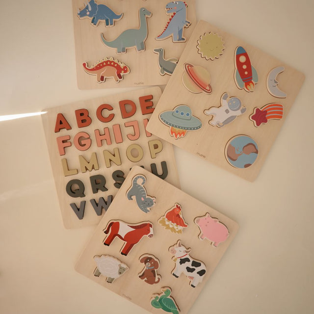 Mushie hariv mänguasja tassitorn – põhivärvid (originaal)