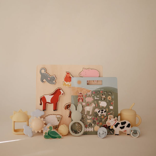 Mushie hariv mänguasja tassitorn – põhivärvid (originaal)