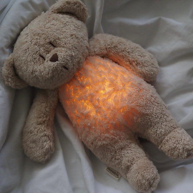 Uus Moonie 2.0 orgaaniline sumisev karu - cappuccino unepadi helisalvestusfunktsiooniga