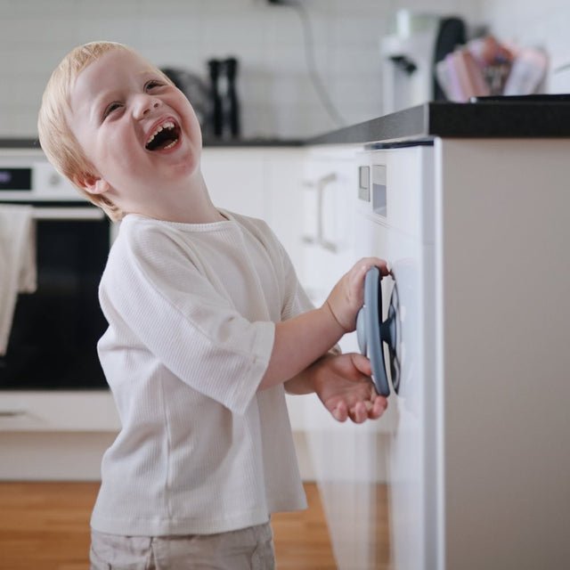 Mushie hariv mänguasja tassitorn – põhivärvid (originaal)