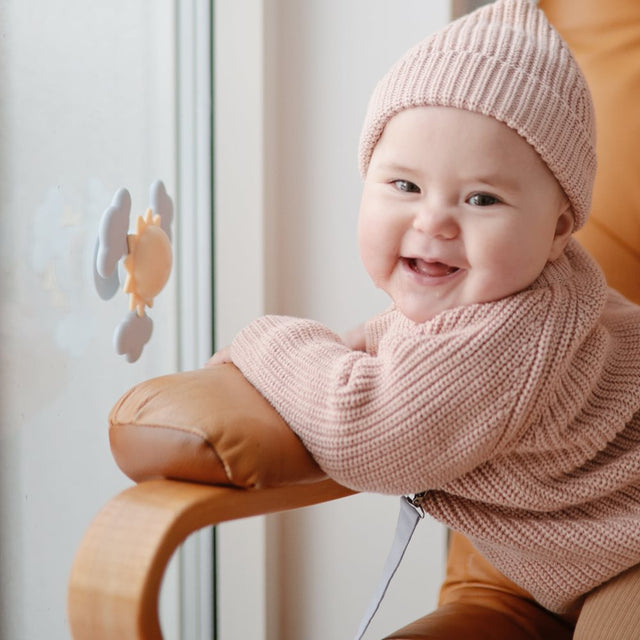 Mushie hariv mänguasja tassitorn – põhivärvid (originaal)