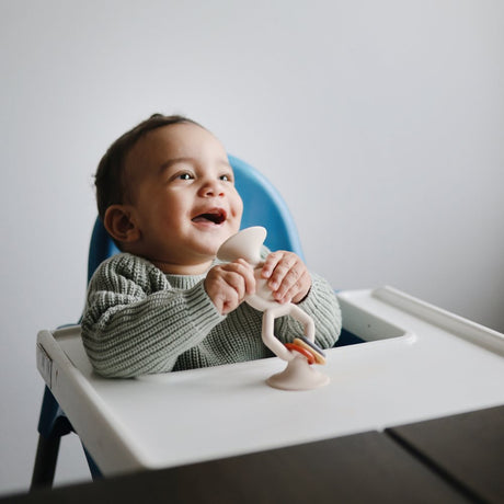 Mushie hariv mänguasja tassitorn – retrovärvid (retro)