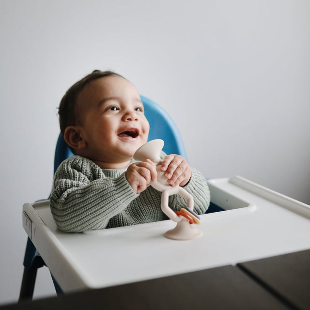 Mushie hariv mänguasja tassitorn – retrovärvid (retro)