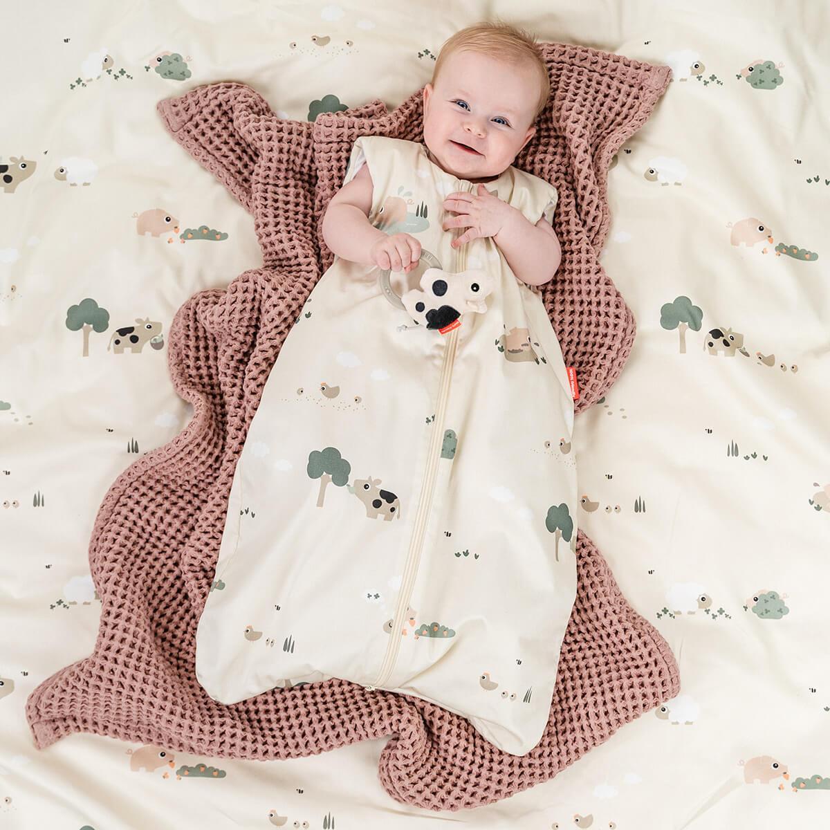 Done by Deer magamiskott beebile Tog 1.0 (GOTS Confetti Sand/Green)