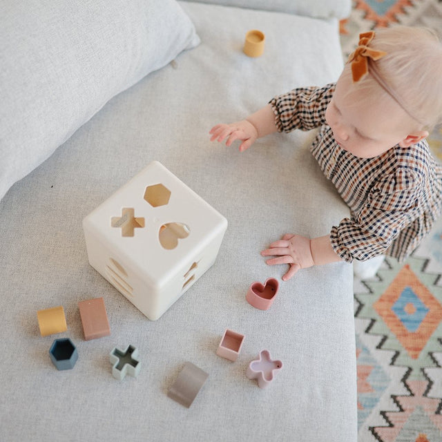 Mushie hariv kuubik kujunditega Shape Sorting Box