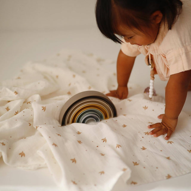 Mushie hariv mänguasi vikerkaaretorn Tropical