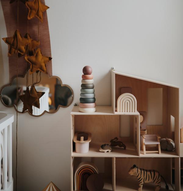 Mushie hariv mänguasjade ringtorn – naturaalsed värvid (originaal)