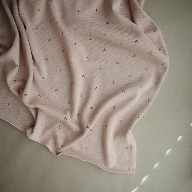 Mushie Knitted Plaid Pointelle – põsepuna