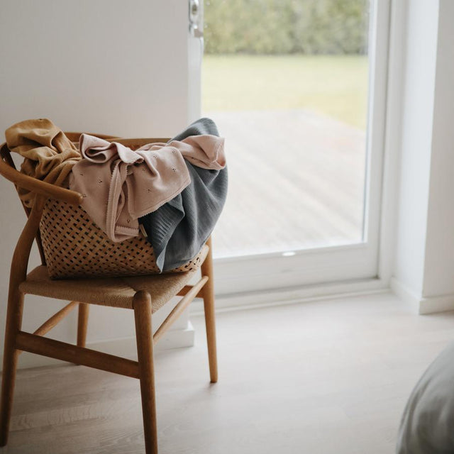 Mushie Knitted Plaid Pointelle – põsepuna