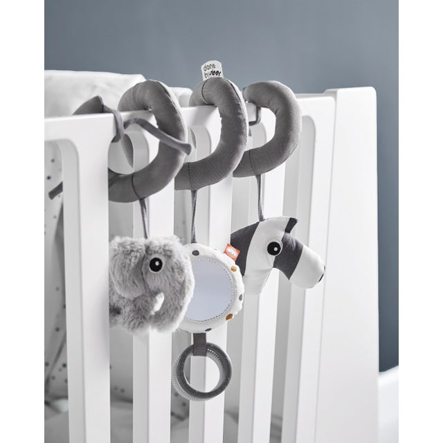 Done by Deer spiralė - pakabinamas žaislas (pudrinis, mėlynas arba pilkas) (4637621125202)