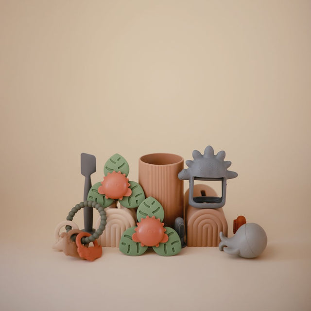 Mushie hariv mänguasja tassitorn – põhivärvid (originaal) 