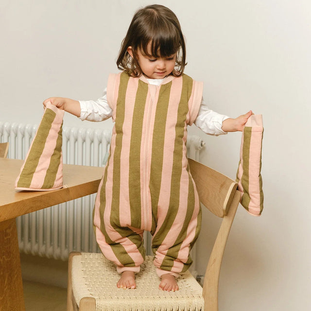 Molis&Co pižama - miegmaišis su rankovėmis, kojytėmis ir atverčiamomis kojinėmis TOG 2.5 Khaki & Rose Stripes