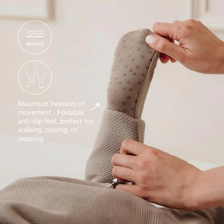 Meyco Baby Studio miegmaišis su kojytėmis, nusegamomis rankovėmis ir atverčiamomis kojinėmis TOG 2.5 Dark Taupe