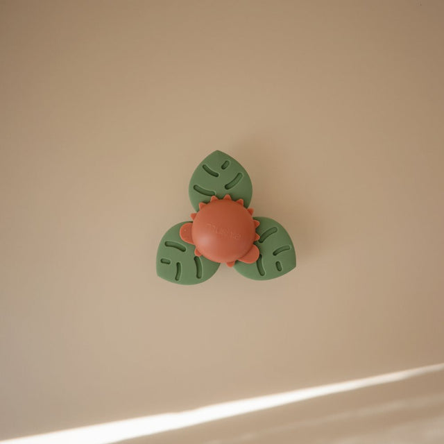 Mushie hariv mänguasja tassitorn – põhivärvid (originaal) 