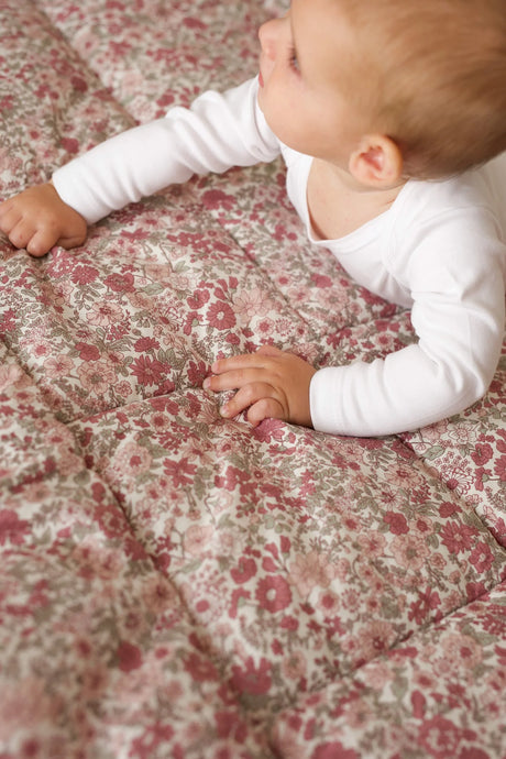 Molis&Co ropojimo kilimėlis kūdikiui su krepšiu 120×120 cm Winter Comelina