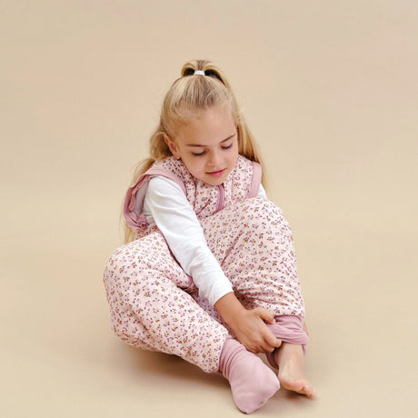 Molis&Co pižama - miegmaišis su rankovėmis, kojytėmis ir atverčiamomis kojinėmis TOG 2.5 Misty Rose