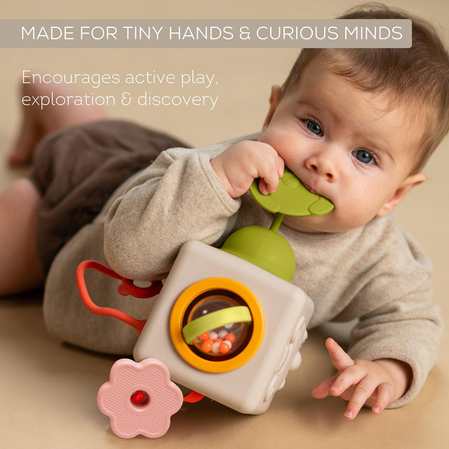 Taf Toys lavinamasis sensorinis žaislas kubas Peek & Play Cube