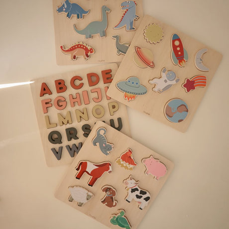 Mushie hariv mänguasja tassitorn – põhivärvid (originaal) 