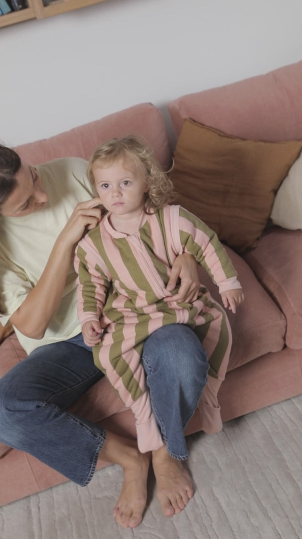 Molis&Co pižama - miegmaišis su rankovėmis, kojytėmis ir atverčiamomis kojinėmis TOG 2.5 Khaki & Rose Stripes