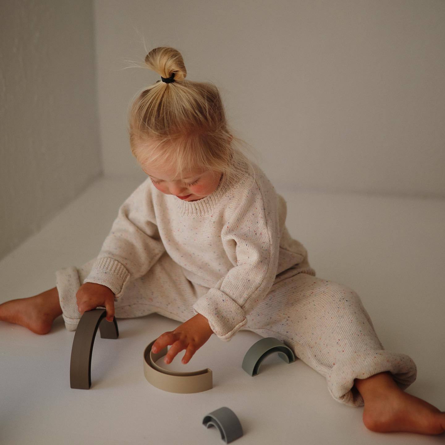 Mushie hariv mänguasi vikerkaaretorn Tropical 