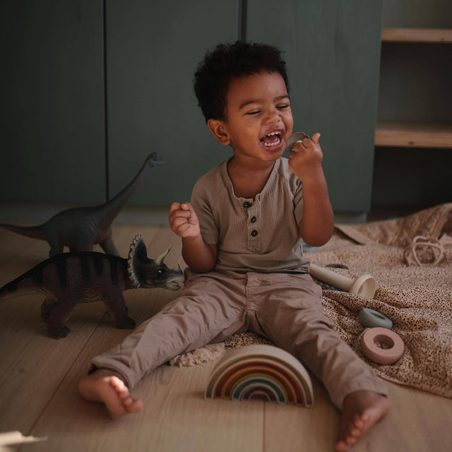 Mushie hariv mänguasi vikerkaaretorn Tropical 