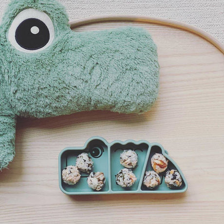 Done by Deer tikrai prilimpanti lėkštė su skyreliais "Krokodilas"/ Croco (pilkas) (4596637433938)