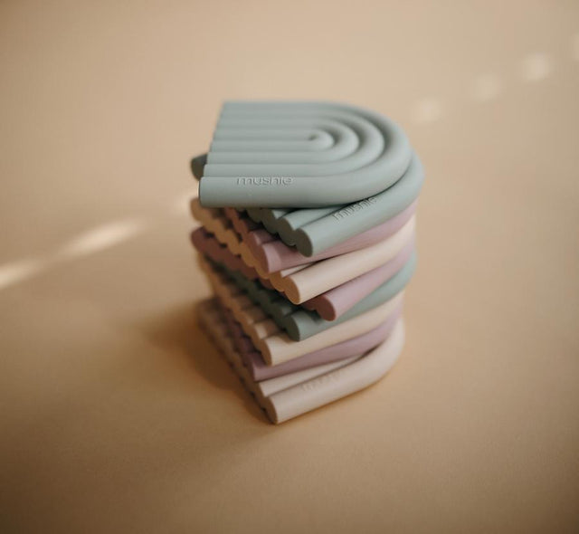 Mushie chewer blue vikerkaar (Cambridge Blue) 