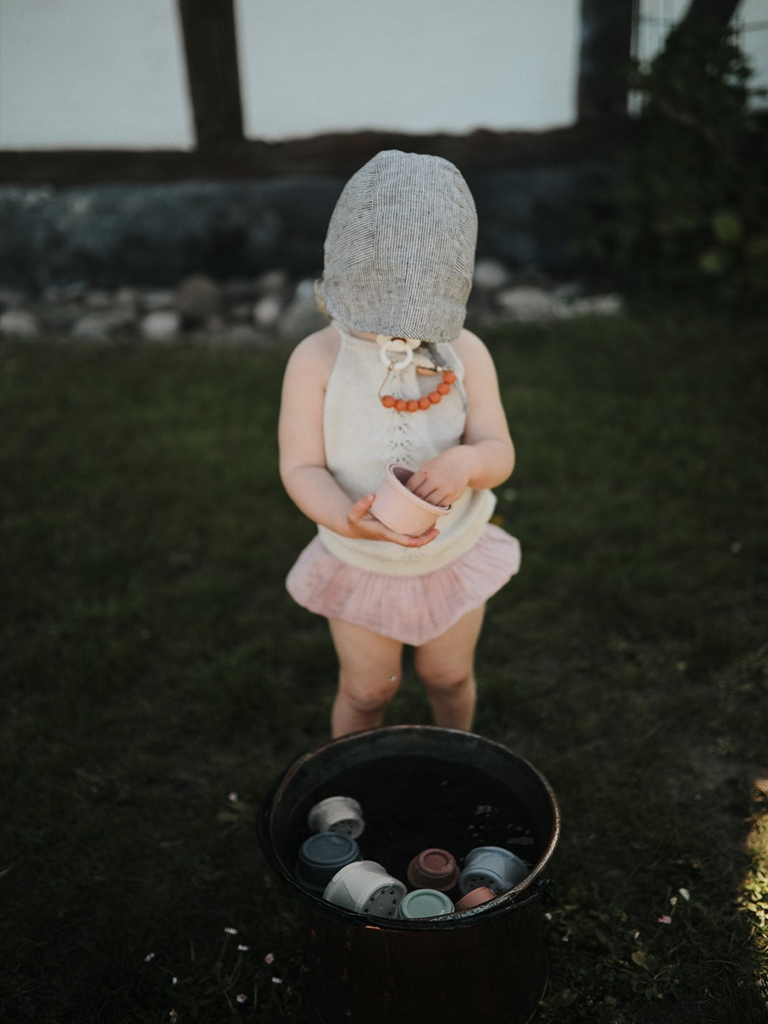 Mushie hariv mänguasja tassitorn – põhivärvid (originaal) 