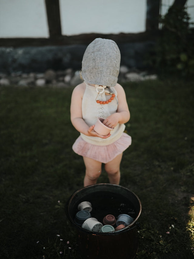 Mushie hariv mänguasja tassitorn – põhivärvid (originaal) 