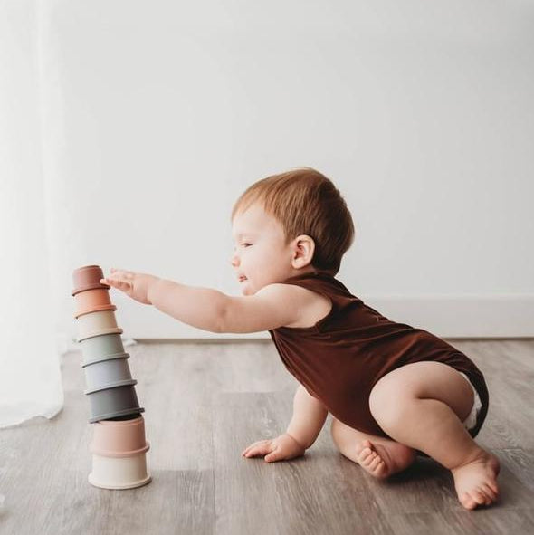 Mushie hariv mänguasja tassitorn – metsavärvid (mets) 